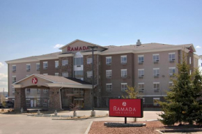 Гостиница Ramada by Wyndham Drumheller Hotel & Suites  Драмеллер